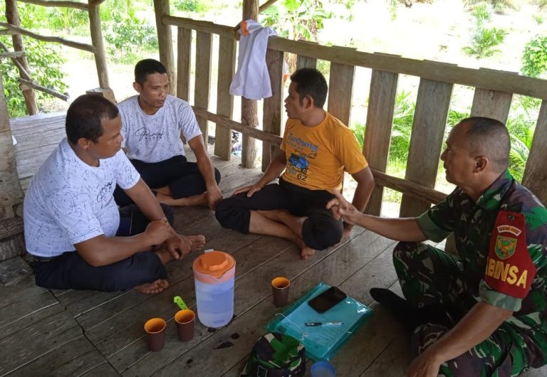 Jalin Kerja Sama Yang Baik, Babinsa Labu Air Pandan Komsos bersama Para Kepala Dusun Di Desa Binaan.