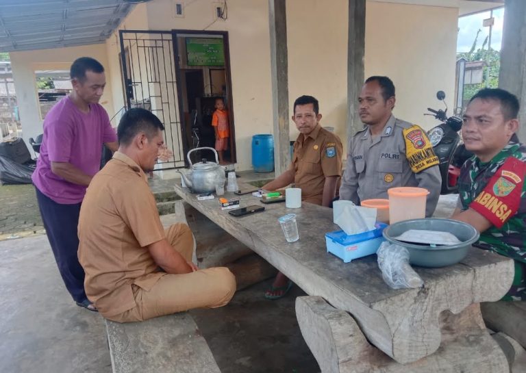 Anggota Koramil 413-08/Sungai Selan Melaksanakan Komsos bersama Perangkat Desa