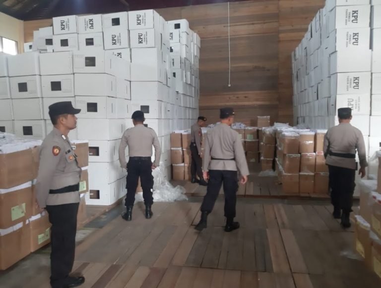 Personel Polres Singkawang Tingkatkan Pengamanan di Gudang Logistik KPU