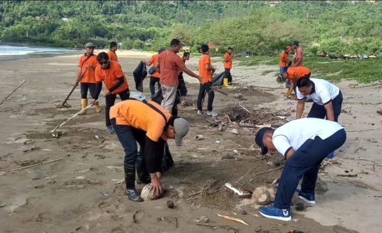 Danlanal Pacitan Pimpin Langsung Baksos Bersih Pantai