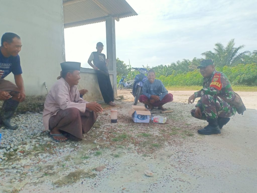 Babinsa Koramil 413-03/Merawang Laksanakan Gotong Royong Bersama Masyarakat