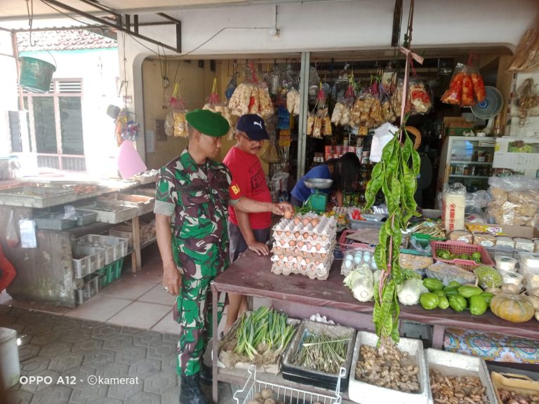 Babinsa Koramil 413-01/Sungailiat Mengecek Langsung Harga Sembako di Pedagang Klontong