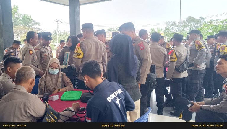 Sebelum di Terjunkan ke Lapangan, Anggota Polres Dharmasraya di Periksa Kesehatannya