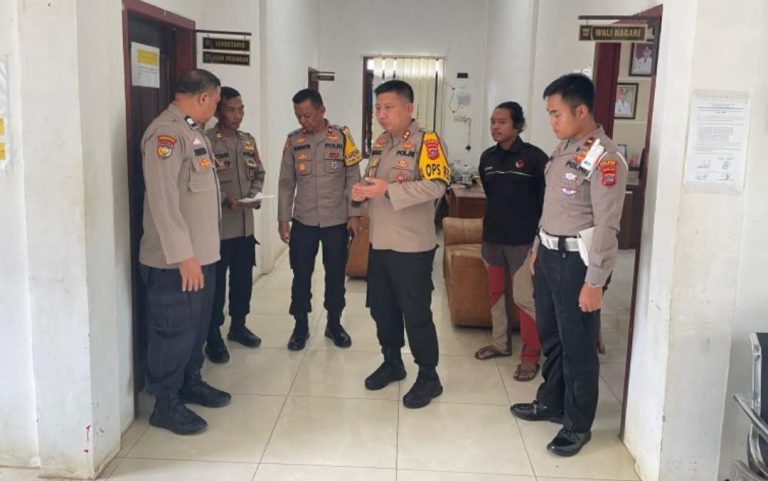 Kapolres Dharmasraya Tinjau Langsung Kotak Suara ke PPS