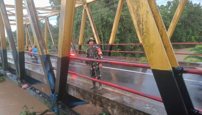 Babinsa Sungailiat Laksanakan Pemantauan Lokasi Rawan Banjir