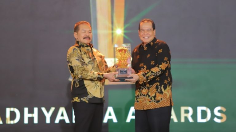 Jaksa Agung ST Burhanuddin Menerima Penghargaan Khusus dari Trans Media