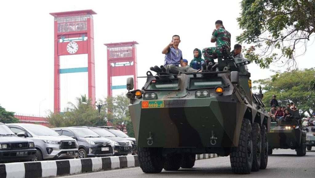 Peringati HUT TNI ke-79, Kodam II/Srj Ajak Masyarakat Keliling Naik Joy Ride Kendaraan Tempur