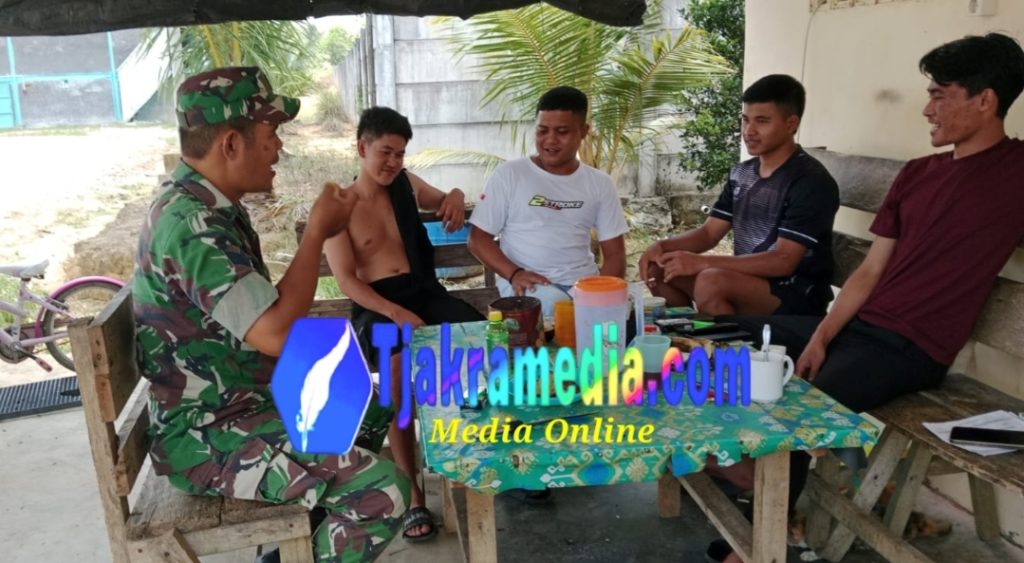 Dukung Ketahanan Pangan, Babinsa Mendo Barat Berikan Edukasi Peternak Ayam
