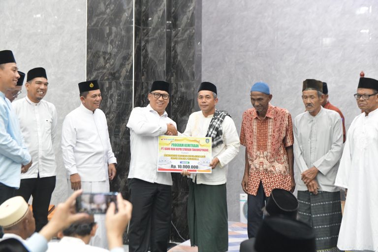 Safari Ramadan ke Lingga, Pemprov Kepri Serahkan Bantuan CSR Rp15 Juta untuk Dua Masjid