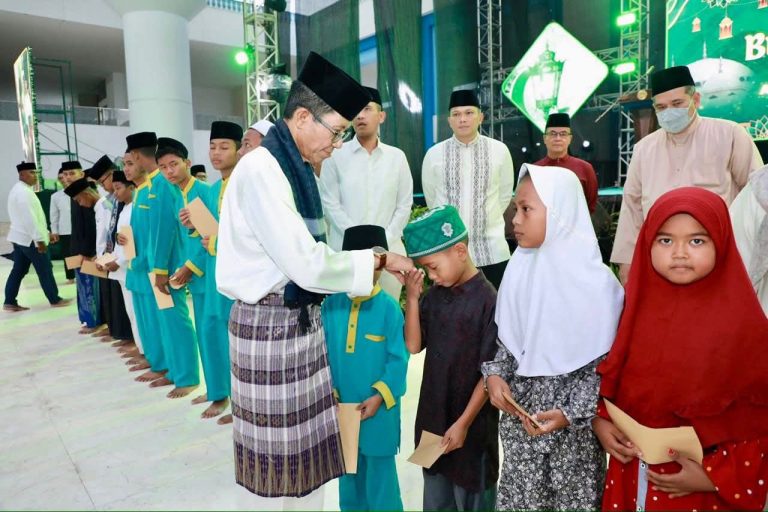 Malam Nuzululqur’an di Batam, Amsakar Berbuka Puasa Bersama Anak Yatim dan Ajak Cintai Al-Qur’an