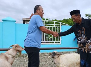 Wujud Kepedulian, PT Kristalin Ekalestari Bagikan Puluhan Hewan Kurban ke 5 Wilayah
