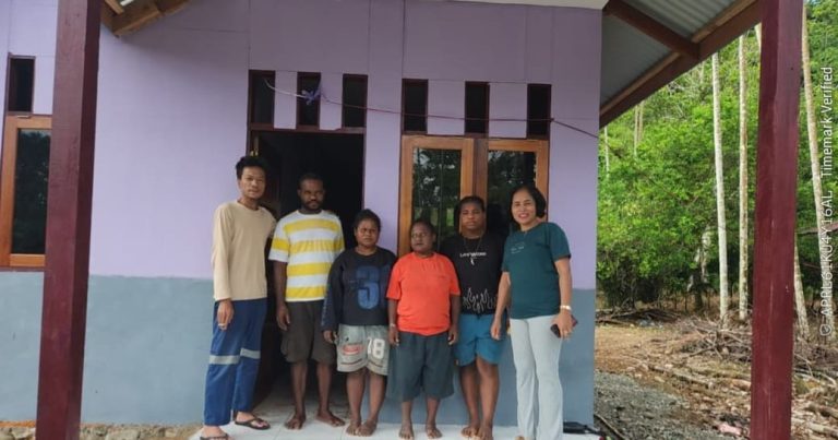 PT Kristalin Ekalestari Terus Serahkan Rumah Bertahap bagi Masyarakat Adat Papua
