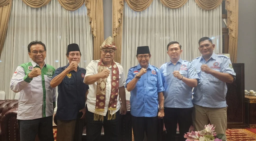Keluarga Besar KSPSI Sumsel Sambut Hangat Ketum Jumhur Hidayat di Bandara Sultan Mahmud Badaruddin II Yang Kini Jadi Menteri